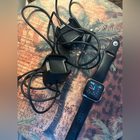 Fitbit Versa with rose tone finish used but in excellent condition - Picture 3 of 8